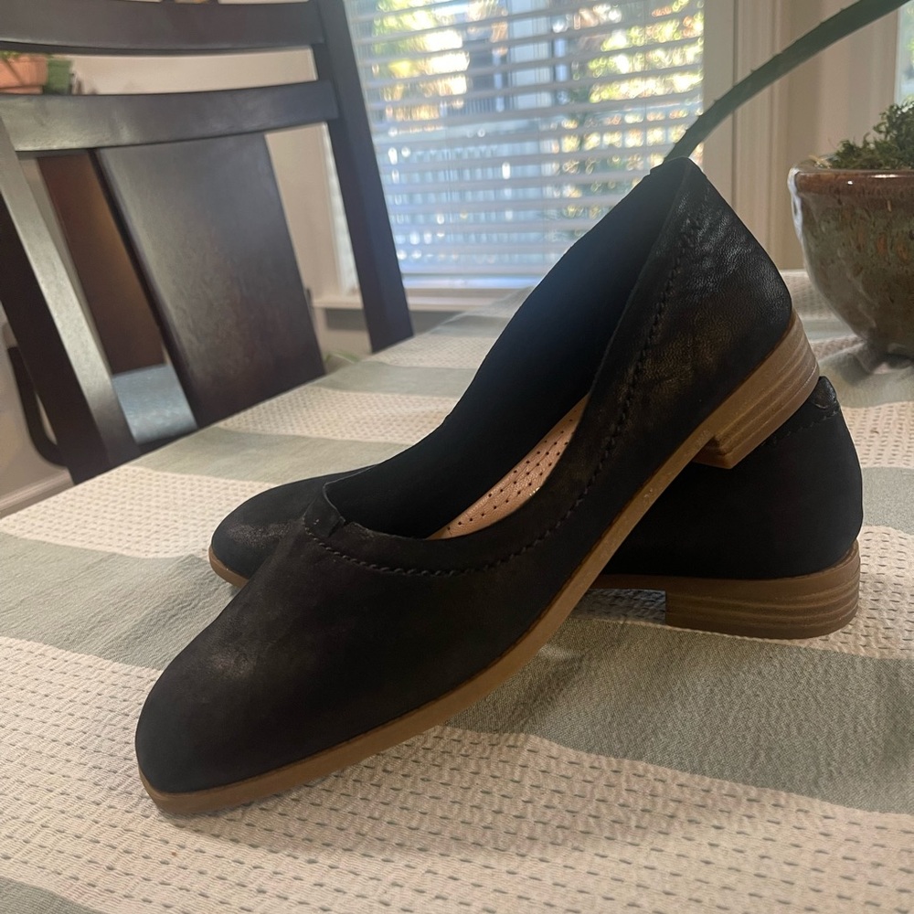 Clarks Black and Tan Women's Flats